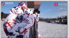 雪鄉(xiāng)導游變相讓游客花錢租羽絨服游玩