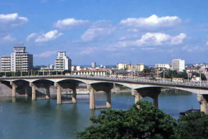 <em>懸臂梁</em><em>橋</em>—是以一端或兩端向外自由懸出<em>的</em>簡支梁作為上部結(jié)構(gòu)主要承重構(gòu)件<em>的</em>梁<em>橋</em>