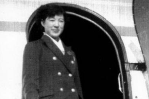 <em>女</em><em>空</em><em>乘</em><em>人員</em>為<em>乘客</em>提供服務(wù)