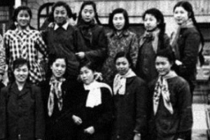 <em>新中國</em><em>成立</em>時第一批空姐，共18人<em>的</em>合影照。