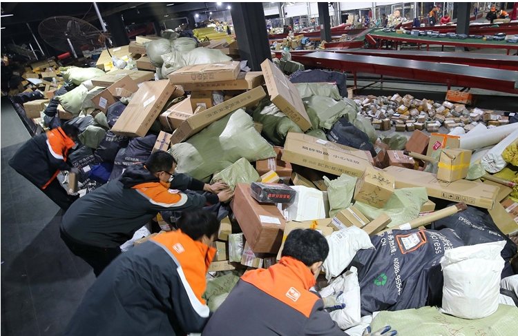 山東濰坊：雙十一物流爆倉快遞小哥分揀<em>忙</em>