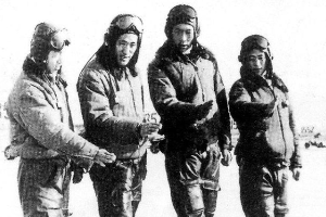 “<em>空中</em>拼<em>刺刀</em>”，拼出如今鋼多氣盈骨更硬——李世英中隊演練戰(zhàn)術(shù)