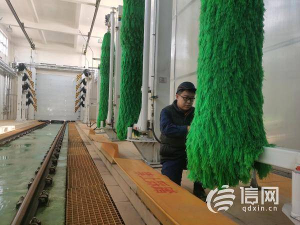 青島<em>地鐵</em>又一位烈火英雄 這名檢修工讓一大片農田免遭殃