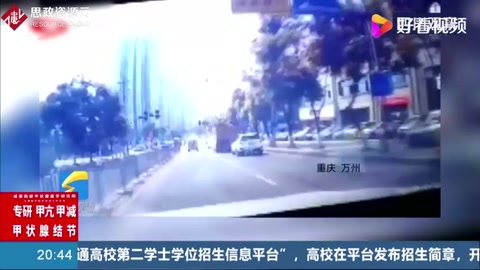 重慶萬州發(fā)生<em>一</em>起慘案，兩貨車擠扁小轎車，轎車被撞成鐵餅