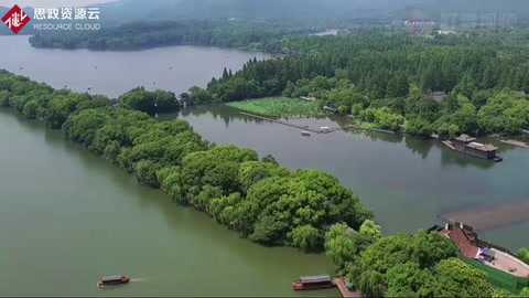 蘇堤是蘇東坡任杭州知州時(shí)，疏浚<em>西湖</em>，利用浚挖<em>的</em>淤泥構(gòu)筑而成