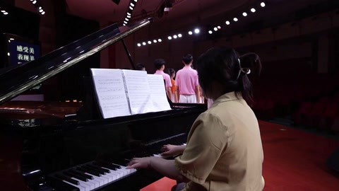 <em>微</em><em>課</em>：<em>音樂</em><em>表演</em><em>專業(yè)</em>《<em>合唱</em><em>藝術</em><em>鑒賞</em><em>與</em><em>實踐</em>-變形化指揮語言<em>的</em>情感傳達》