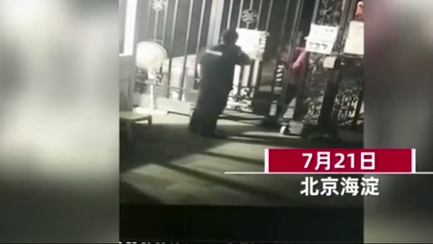 男子酒后回小區(qū)<em>被查</em>出入證，瘋狂毆打保安致昏迷，警方：已拘留