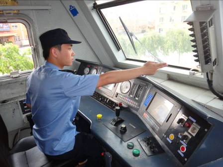 <em>授課</em><em>圖片</em>—<em>列車</em><em>發(fā)車</em>前確認機車信號機上下行開關(guān)