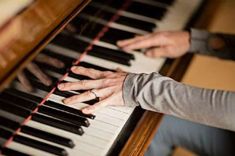 美育類<em>專業</em>：《<em>鋼琴</em>名作與演奏欣賞—中國民族樂曲改編<em>鋼琴</em>曲》<em>課程</em><em>思</em><em>政</em><em>案例</em>